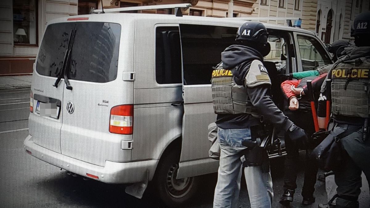 Policie dopadla dvojici, která přepadávala pražské benzinky